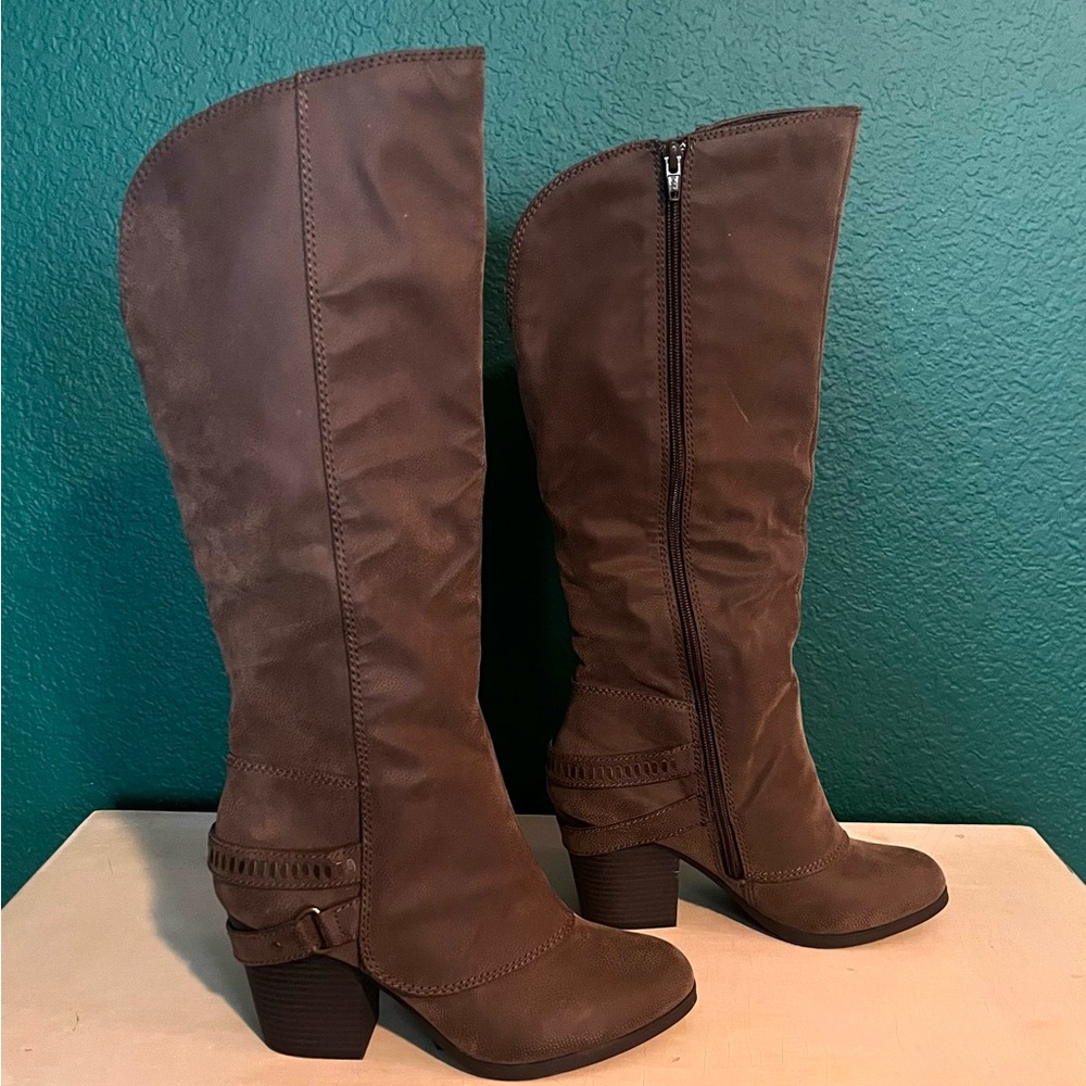 NWOB American Rag, Emilee Knee High Riding Boot, Taupe